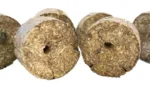 Blok z lucerny z otworem do zabawki sznurkowej dla konia, 12,5 kg – LAX Tierfutter blok z lucerny z otworem - obrazek 2