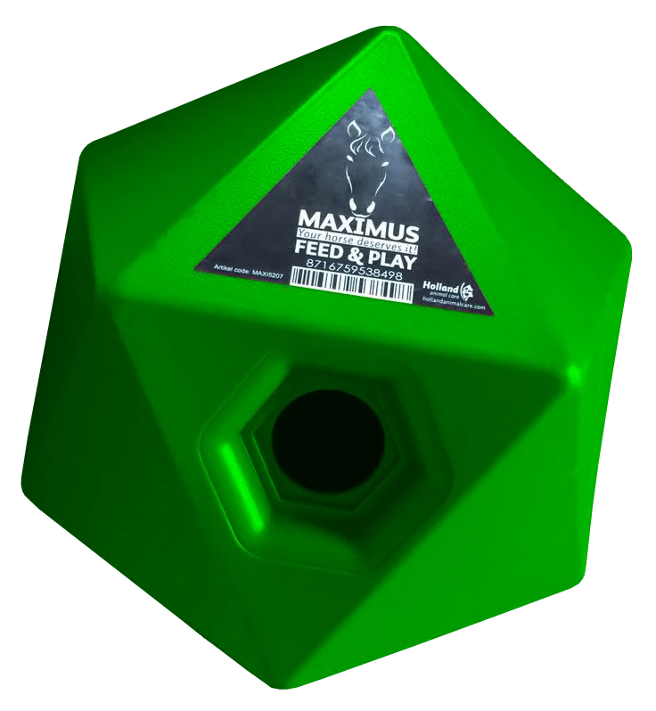 Kostka do zabawy z paszą dla koni z otworem na przysmaki 37 mm, zielona – Maximus Feed & Play Cube - obrazek 1