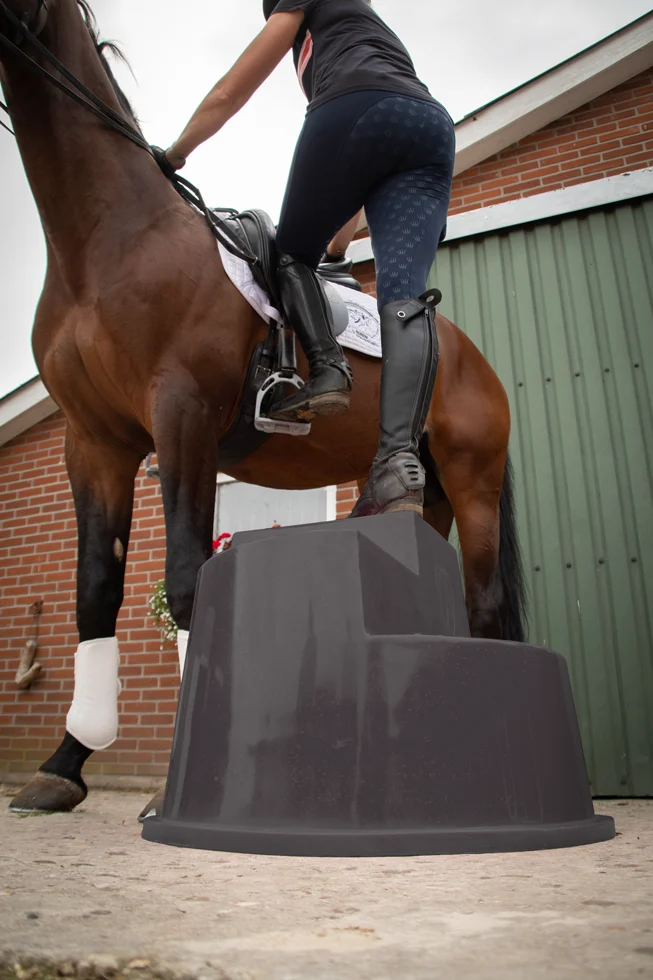 Podest do wsiadania, 3 antypoślizgowe stopnie, czarny, 53 cm – Excellent Horse - obrazek 3
