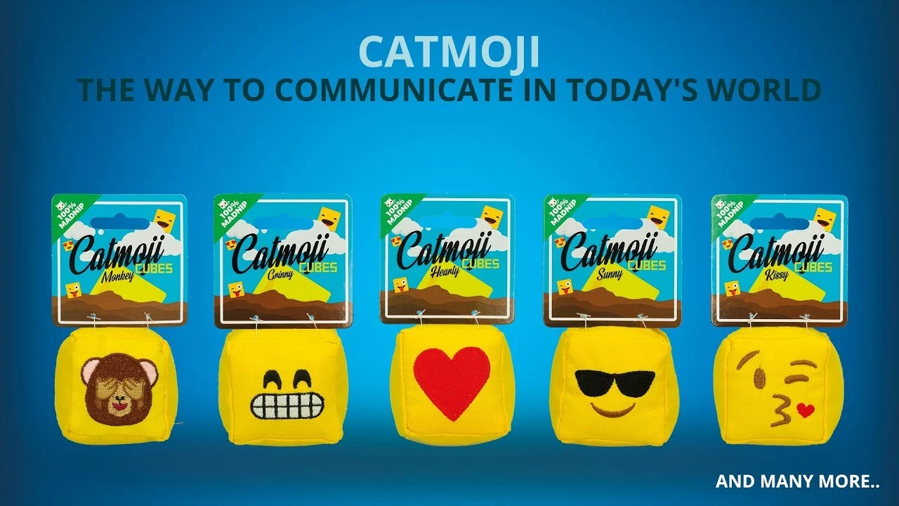 Zabawka dla kota Emoji z piórkami i MADNIP, ø 6 cm – Catmoji Angry - obrazek 3