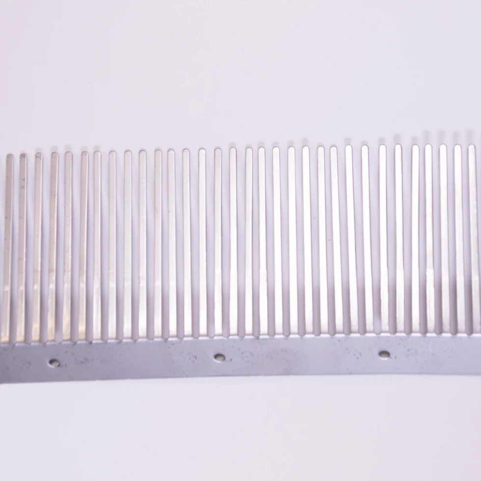 Grzebień okapu ze stali nierdzewnej do dachówek, 1000 mm, wysokość kolców 75 mm – VentiStrip XL75 - obrazek 3