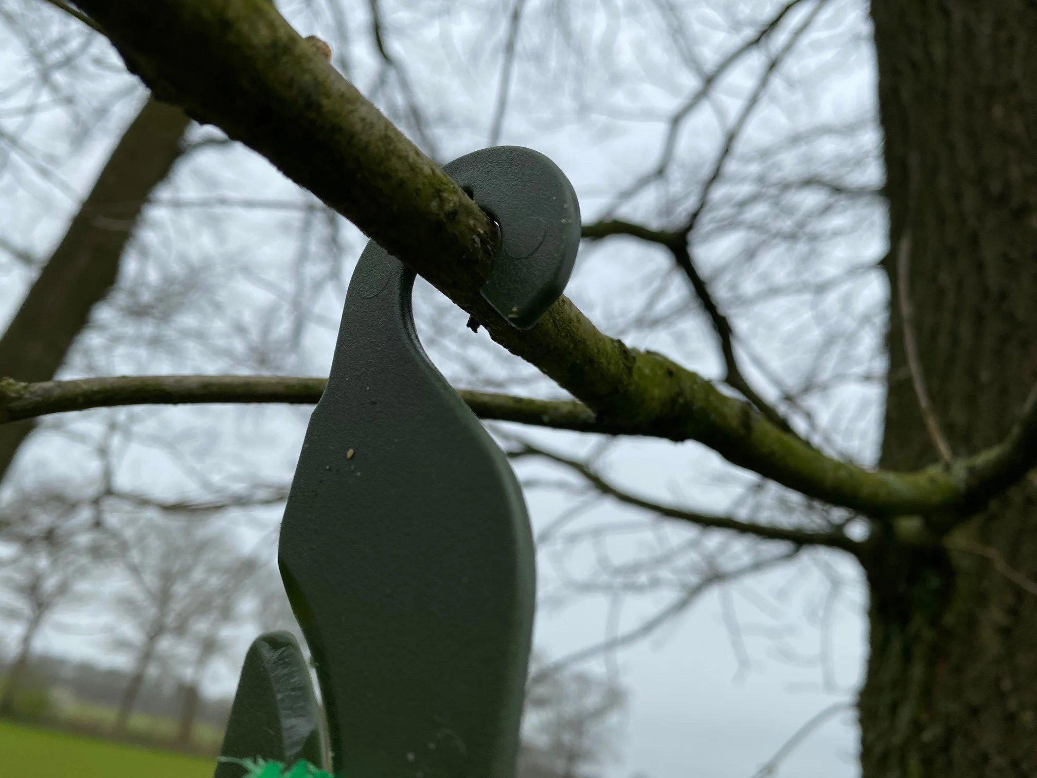 Wieszak na kule tłuszczowe dla sikor, 24,5 cm – Vplast - obrazek 3