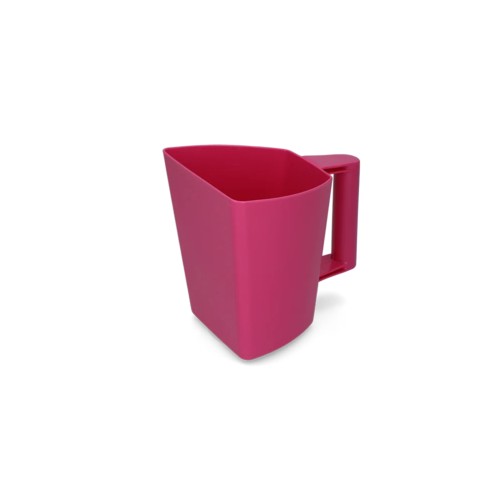 Plastikowa miarka do paszy ze skalą pojemności, 2 l, różowa – Vplast Plus - obrazek 1