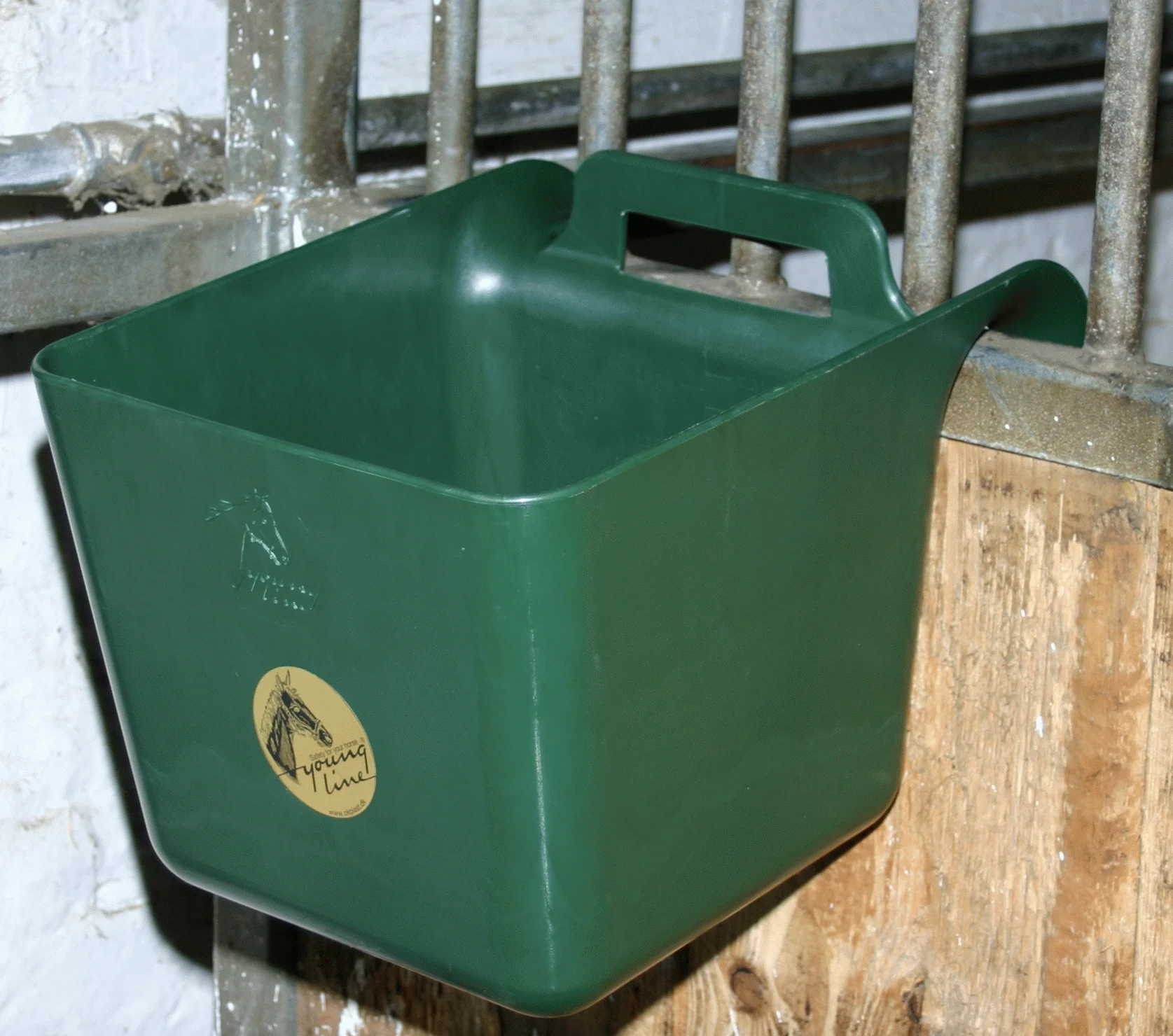 Zawieszany pojemnik na paszę dla koni z uchwytem, 11 l, zielony – Ok-Plast - obrazek 3