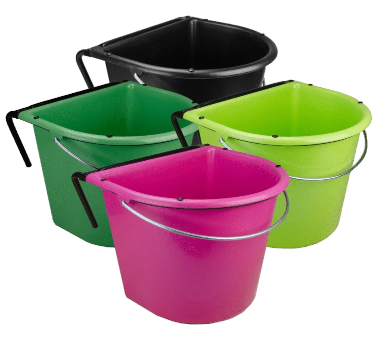 Zawieszane wiadro paszowe dla koni z metalowym uchwytem, 15 l, czarne – Vplast