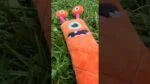 Pluszowa zabawka do aportowania dla psa z piszczałką, pomarańczowa M, 22,5 cm – Dog Comets Invaders - obrazek 4